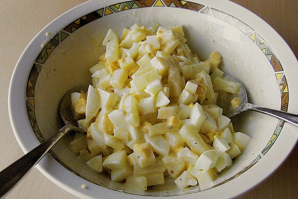 Eiersalat mit Käse und Ananas