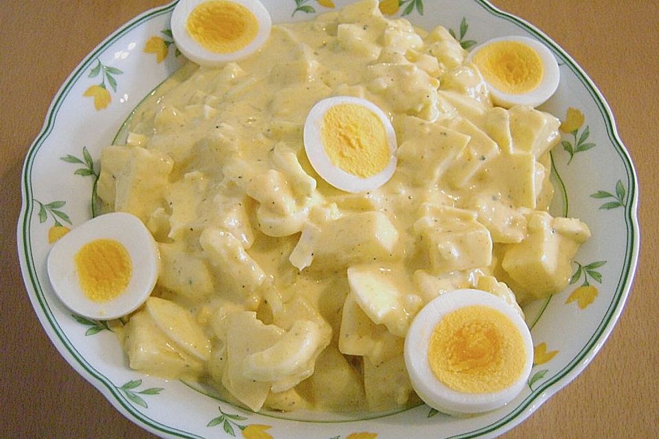 Eiersalat mit Käse und Ananas