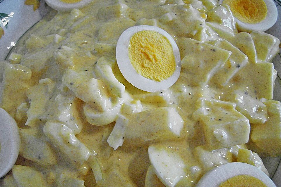 Eiersalat mit Käse und Ananas