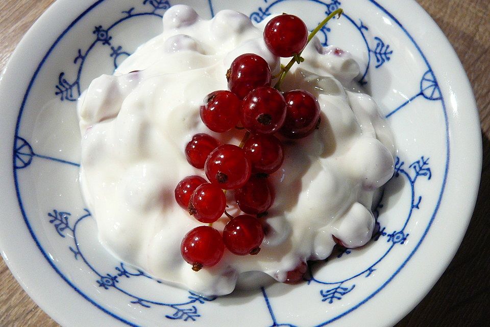 Cremiger Quark mit Johannisbeeren