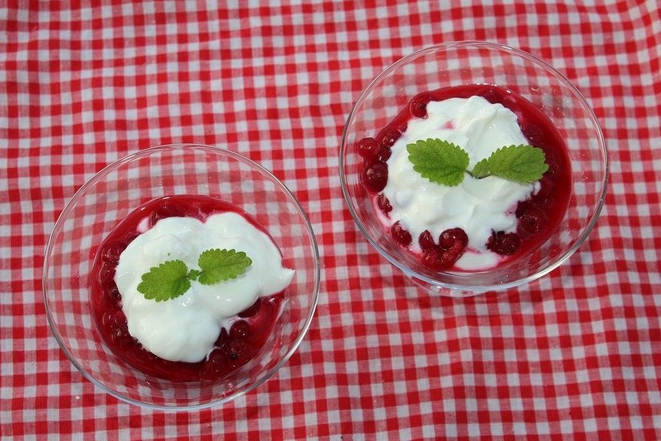 Cremiger Quark mit Johannisbeeren