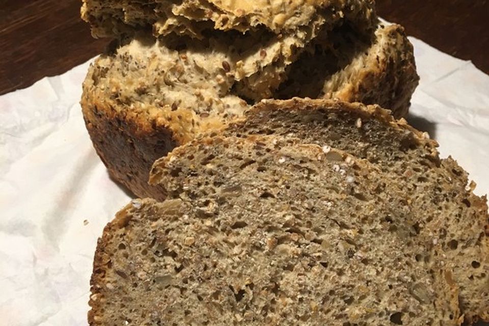 Dinkel-Roggenbrot mit Körnern