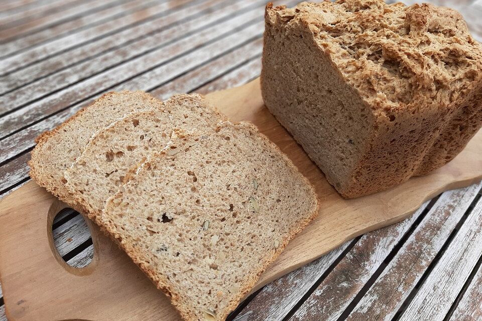 Dinkel-Roggenbrot mit Körnern