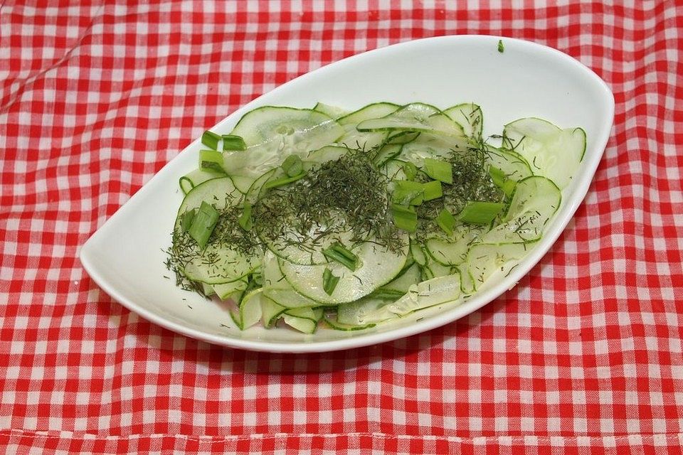 Gurkensalat mit Himbeerbuttermilch