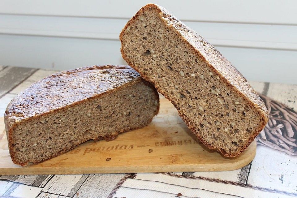 Dinkel-Weizen-Sauerteig-Vollkorn-Brot aus dem Bräter mit Sonnenblumenkernen