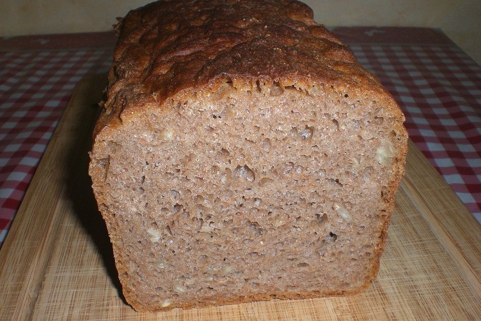 Dinkel-Weizen-Sauerteig-Vollkorn-Brot aus dem Bräter mit Sonnenblumenkernen