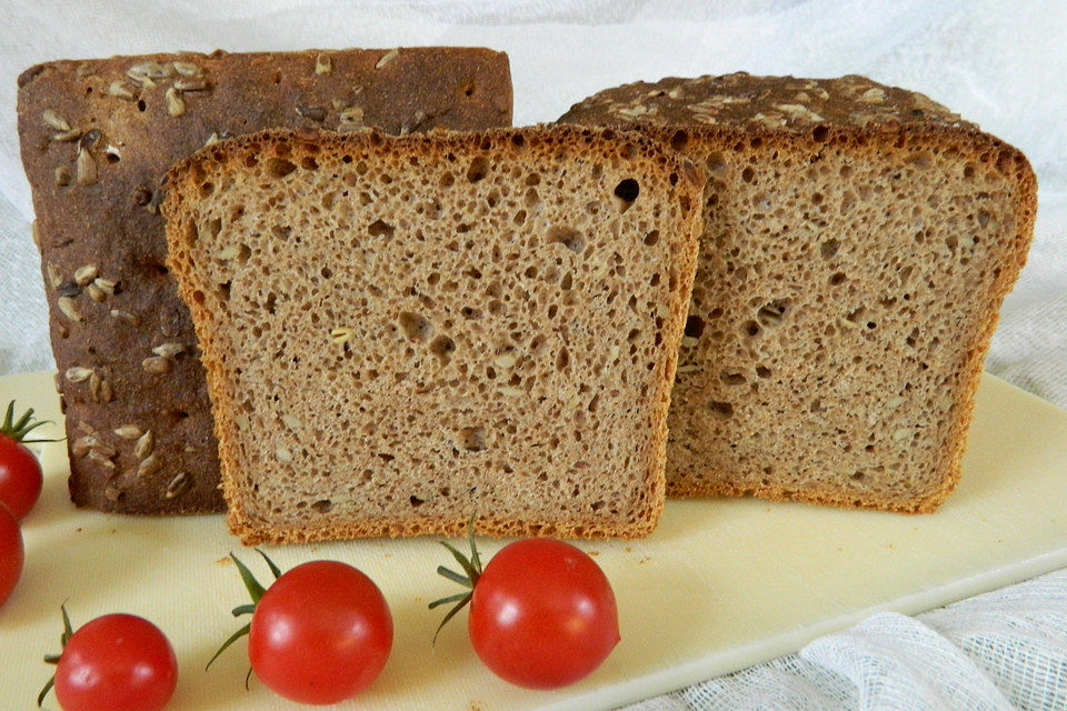 Dinkel-Weizen-Sauerteig-Vollkorn-Brot aus dem Bräter mit Sonnenblumenkernen