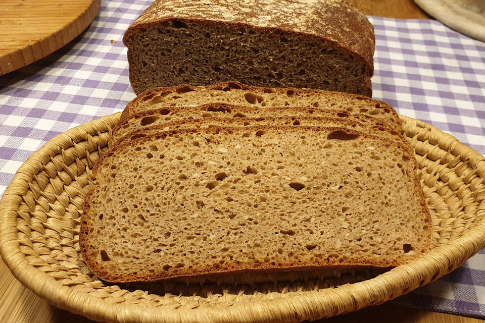 Dinkel-Weizen-Sauerteig-Vollkorn-Brot aus dem Bräter mit Sonnenblumenkernen