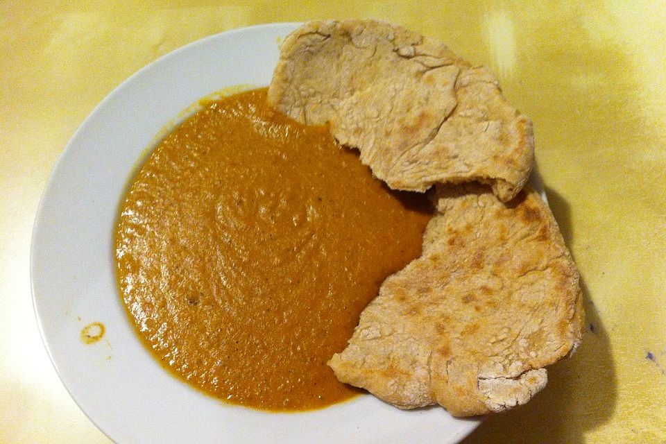 Linsen-Kokos-Suppe mit Naanbrot