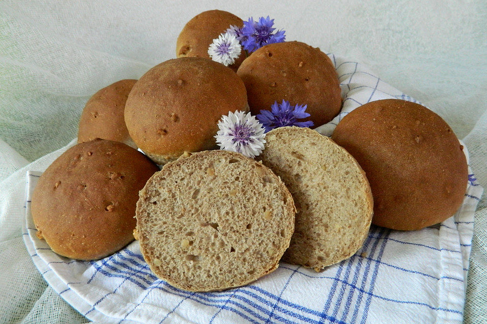 Schwedische Milchbrötchen mit Walnüssen