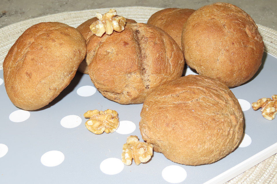 Schwedische Milchbrötchen mit Walnüssen