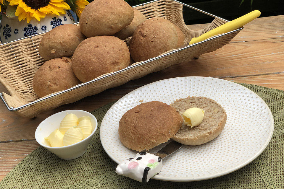 Schwedische Milchbrötchen mit Walnüssen