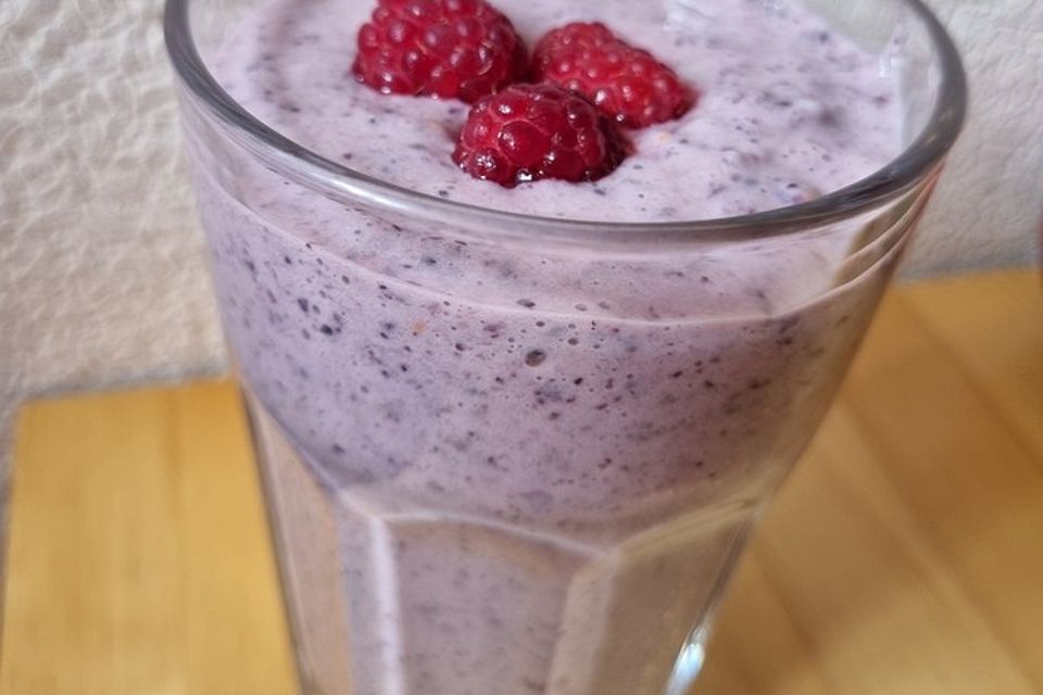 Bananen-Himbeer-Heidelbeer-Smoothie mit Chiasamen