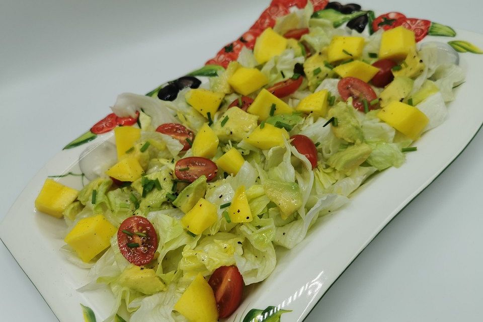 Eisbergsalat mit Mango und Avocado