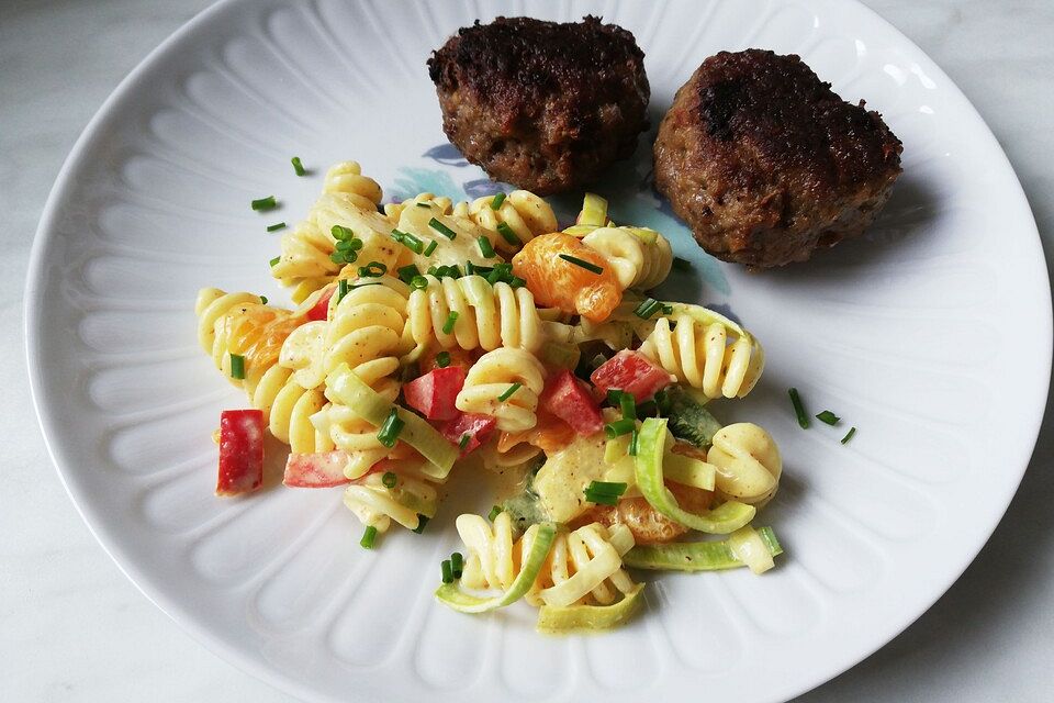 Nudelsalat mit Curry, Porree, Ananas und Mandarinen