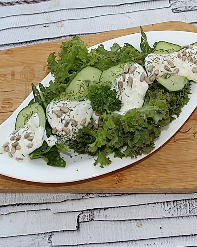Pflücksalat mit Salatgurken in Dickmilch-Dill-Creme