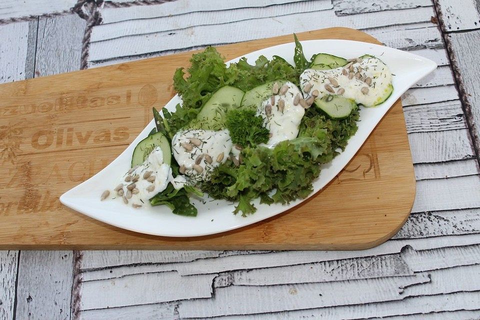 Pflücksalat mit Salatgurken in Dickmilch-Dill-Creme