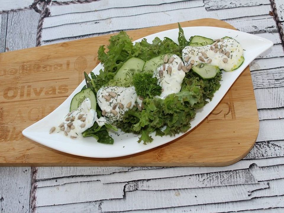 Pflücksalat mit Salatgurken in Dickmilch-Dill-Creme von patty89| Chefkoch