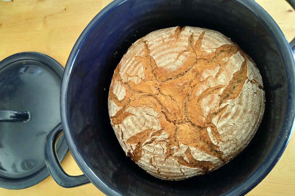 Sauerteig-Krustenbrot im Topf gebacken