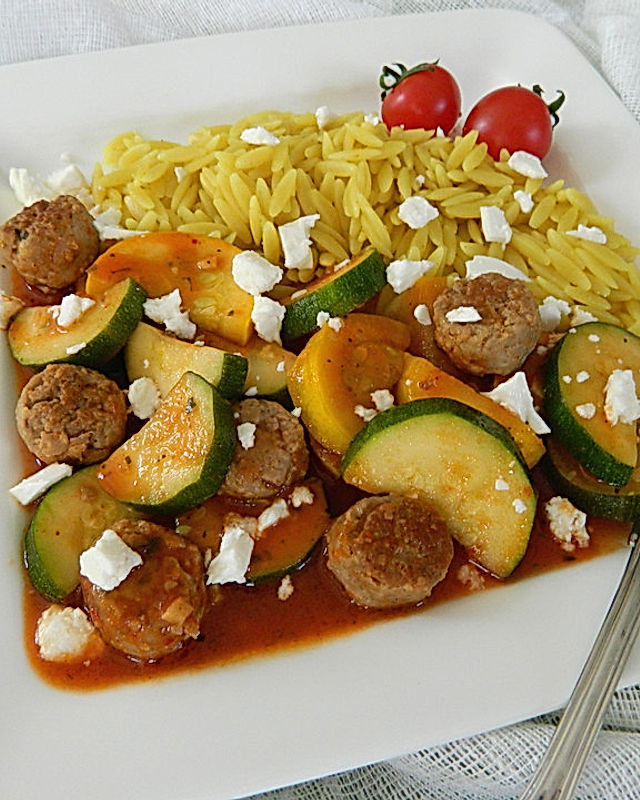 Kritharaki mit Bratwurst-Zucchini-Tomatensauce und Feta