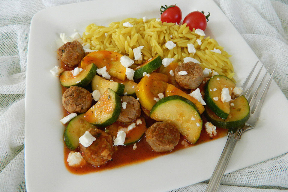 Kritharaki mit Bratwurst-Zucchini-Tomatensauce und Feta