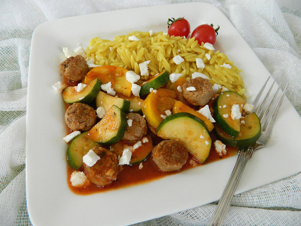 Kritharaki mit BratwurstZucchiniTomatensauce und Feta von McMoe Chefkoch