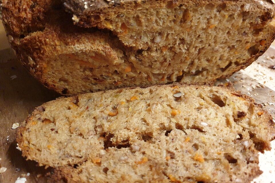 Dinkel-Roggen-Brot mit Karotten