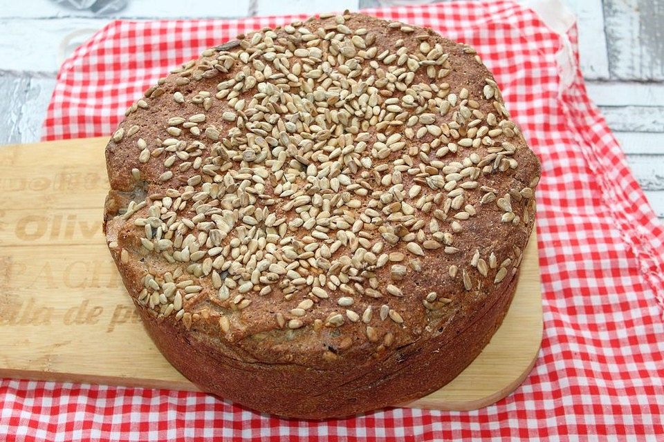 Dinkel-Weizen-Sauerteig-Vollkornbrot aus dem Bräter mit Kichererbsenmehl und Kürbiskernen