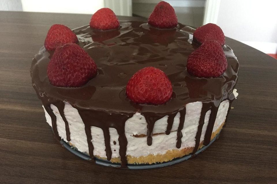 Erdbeertorte als Drip Cake