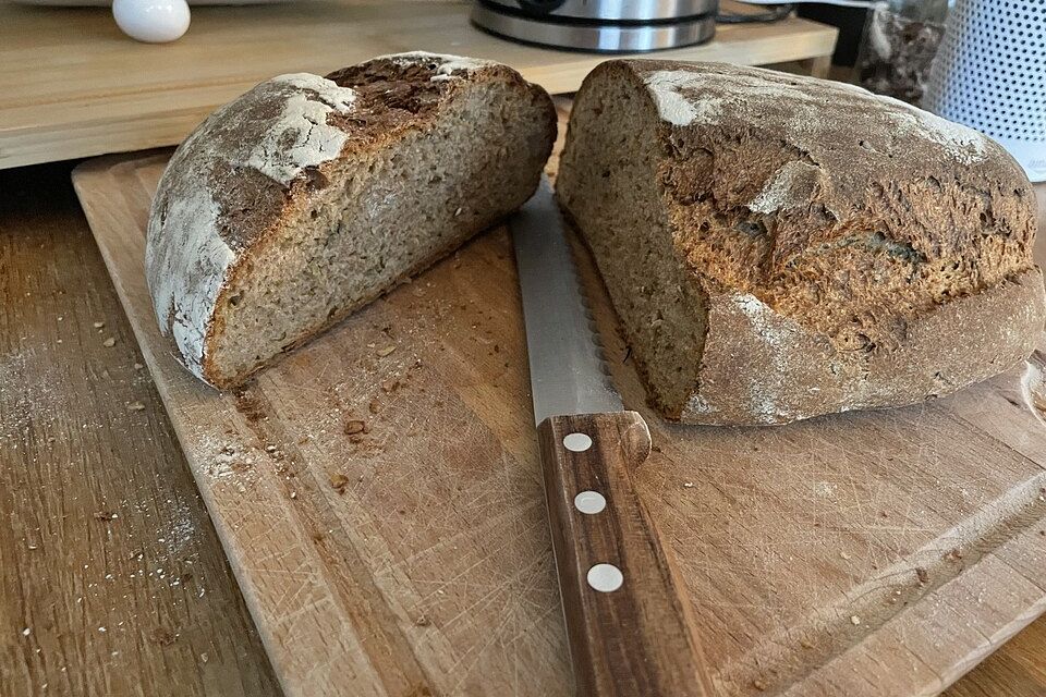 Kräuter-Gewürz-Brot aus dem Bräter mit Sauerteig