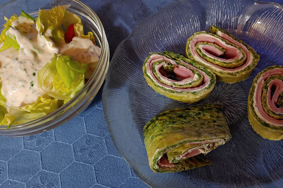 Kopfsalat mit Gurke und Paprika an süßem Joghurt-Dressing