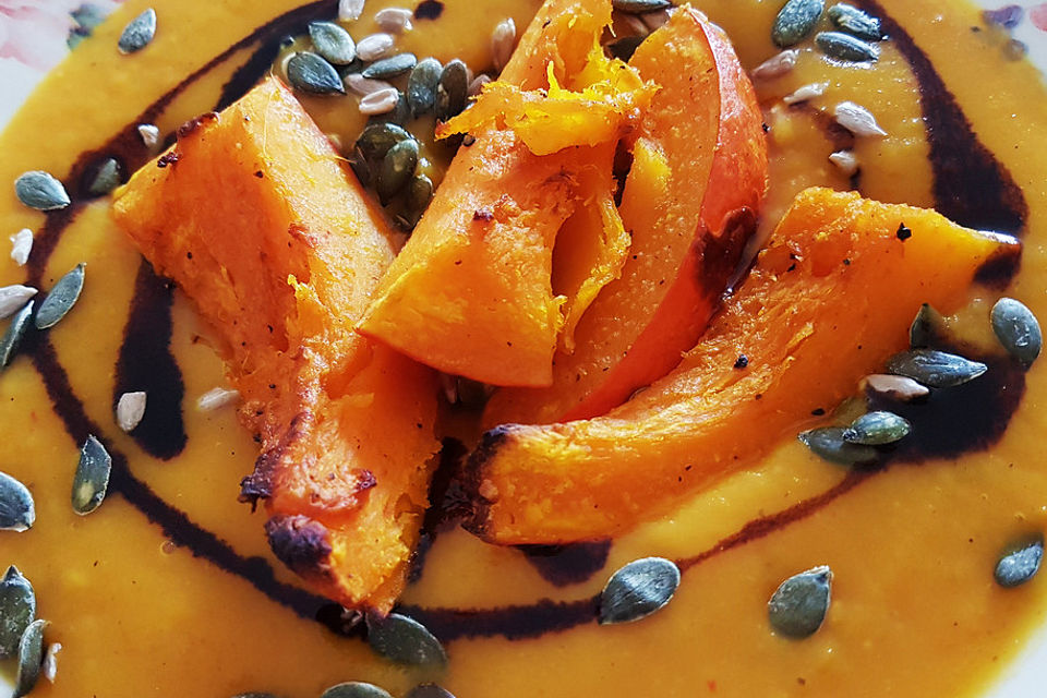 Süßkartoffel-Curry-Suppe mit Ofenkürbisspalten