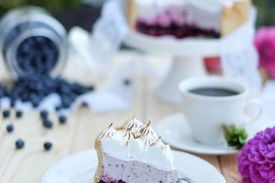 Blaubeertorte mit Baiser, Fruchtfüllung und Joghurtmousse