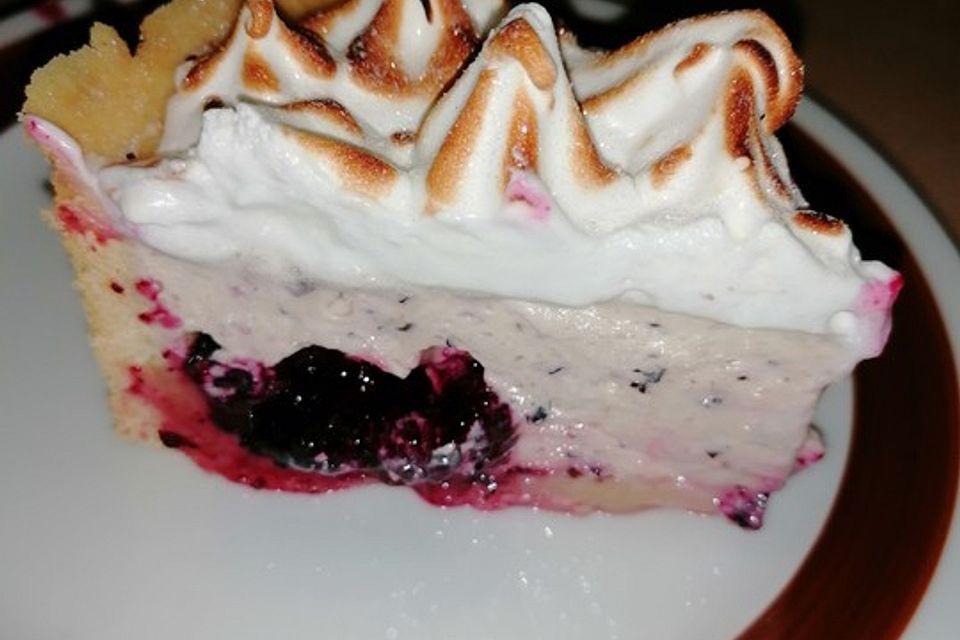 Blaubeertorte mit Baiser, Fruchtfüllung und Joghurtmousse