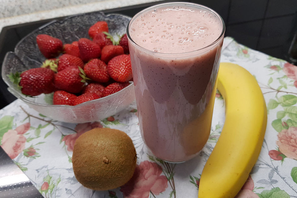 Veganer Erdbeer-Kiwi-Smoothie mit Banane