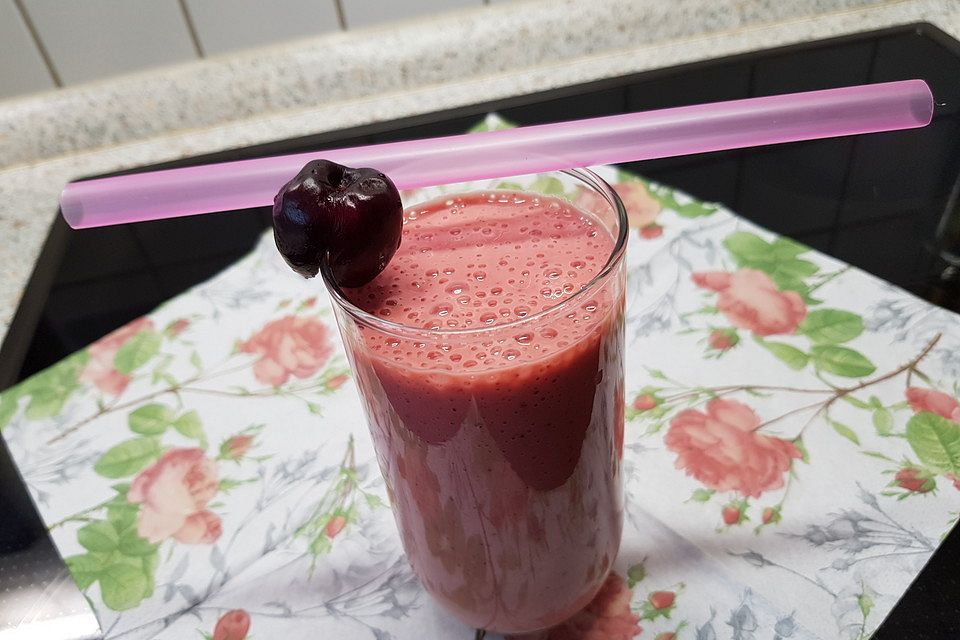 Kefir-Shake mit Kirschen, Erdbeeren und Nektarine