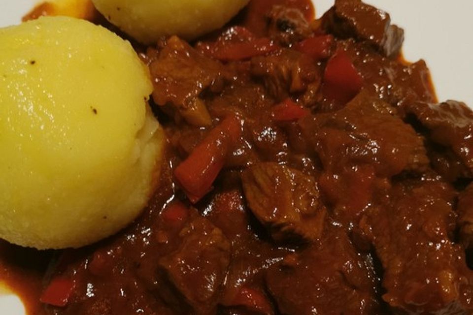 Gulasch mit Whiskysoße und Kartoffelknödeln