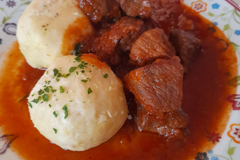 Gulasch mit Whiskysoße und Kartoffelknödeln