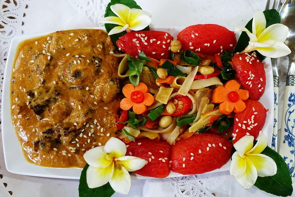 Rindfleisch-Rendang mit breiten Glasnudeln und Cap Cay