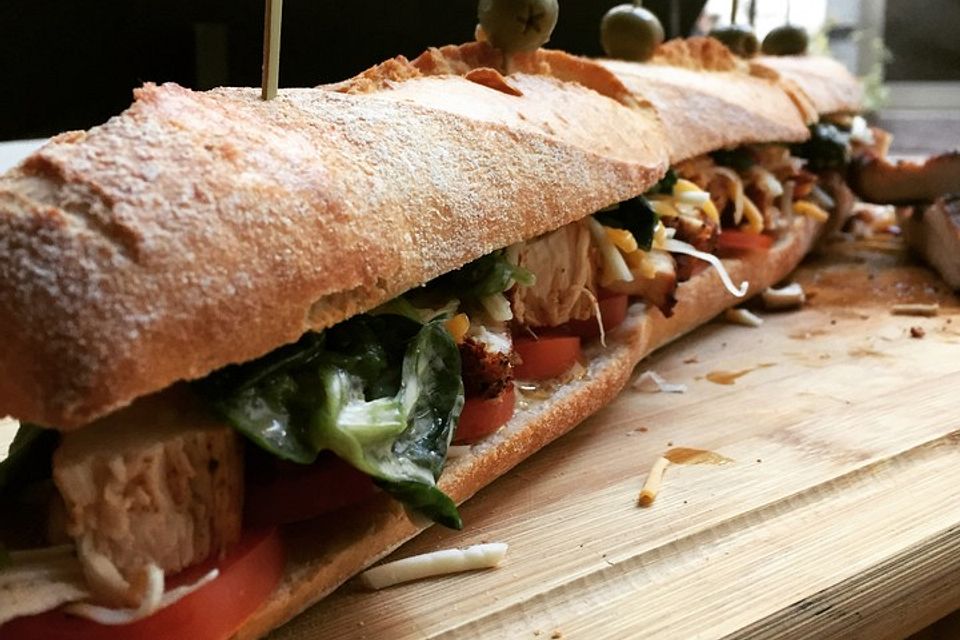 Chicken-Baguette mit Salat und Käse vom Grill