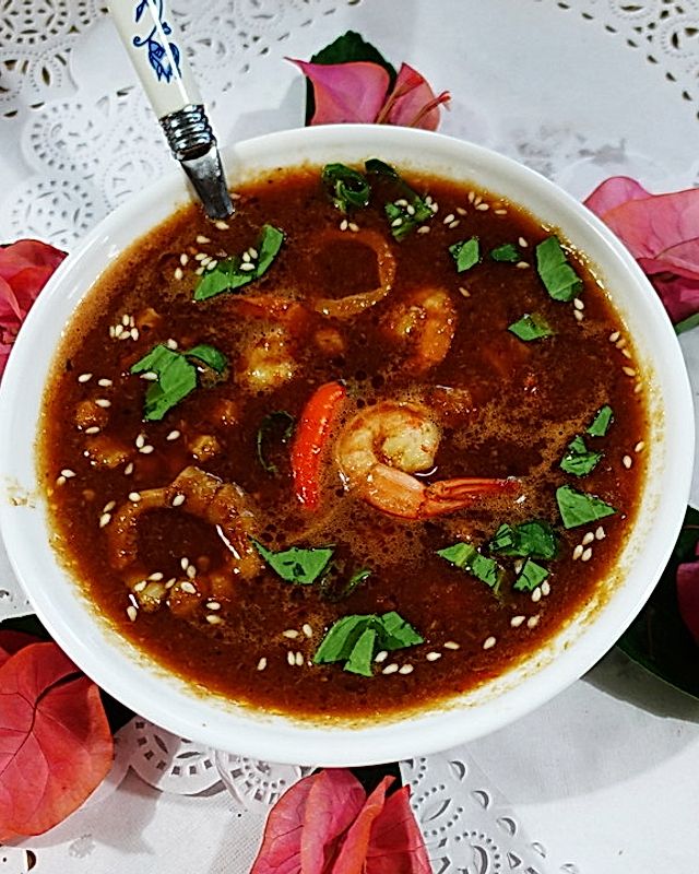 Kräftig-würzige und scharfe Tom Yam Kum Suppe