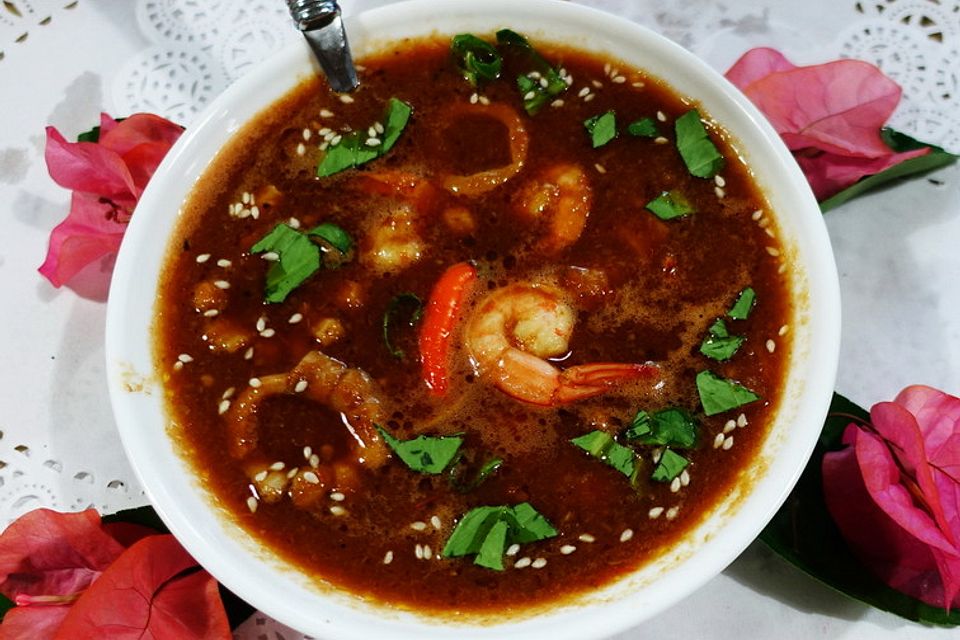 Kräftig-würzige und scharfe Tom Yam Kum Suppe