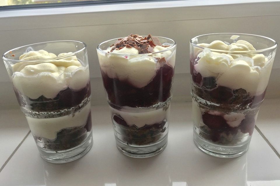 Schwarzwälder-Kirsch-Dessert im Glas