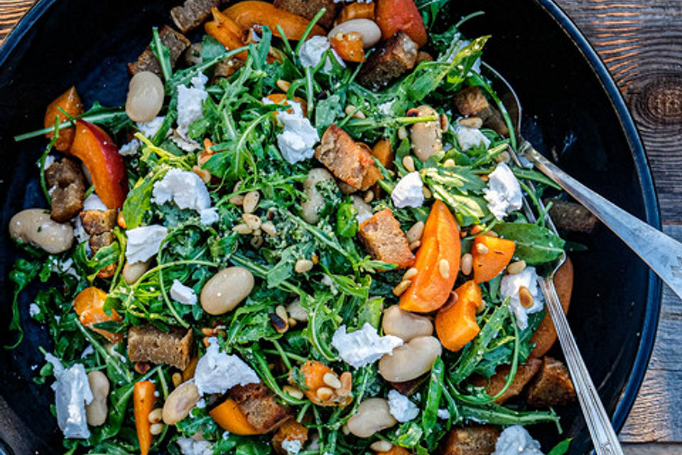 Würziger Rucola-Aprikosensalat mit Koriander- oder Petersiliendressing