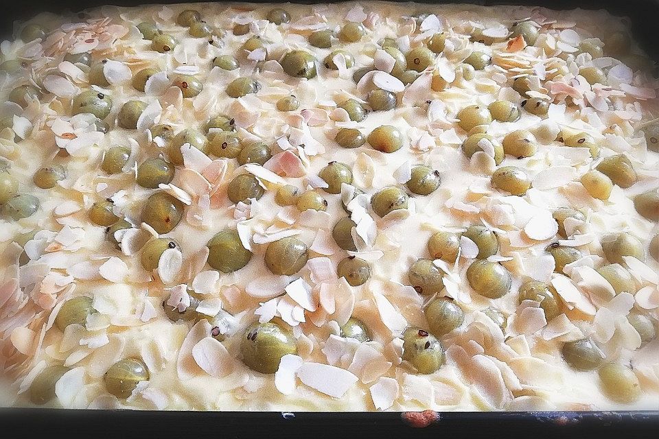 Stachelbeerkuchen mit Schmand und Mandeln