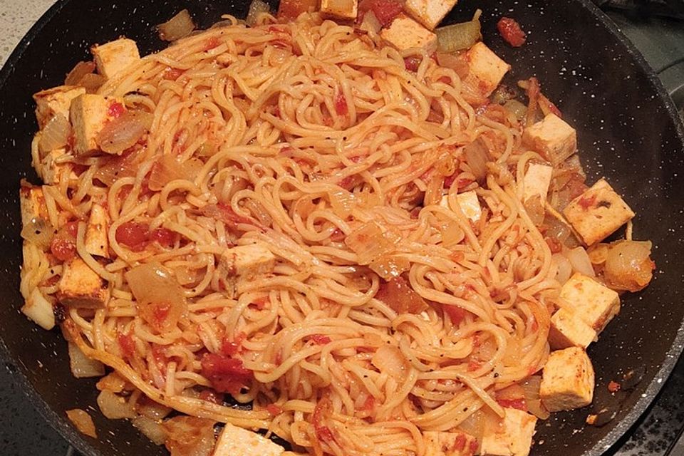 Spaghetti aglio e olio mit Tofu und Tomaten