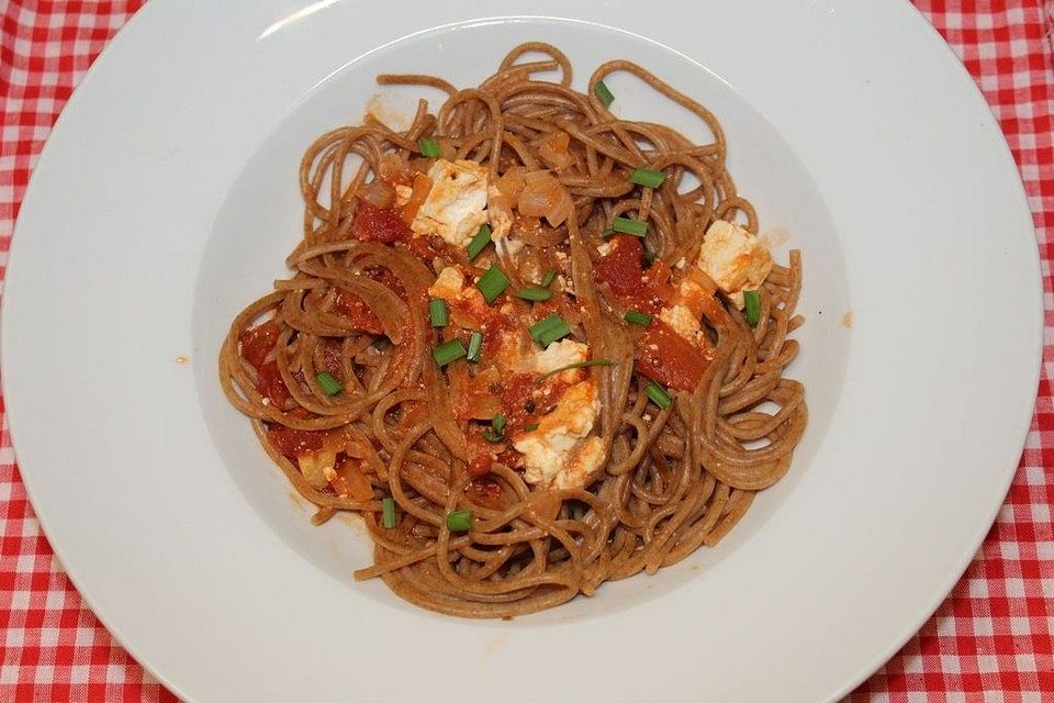 Spaghetti aglio e olio mit Tofu und Tomaten