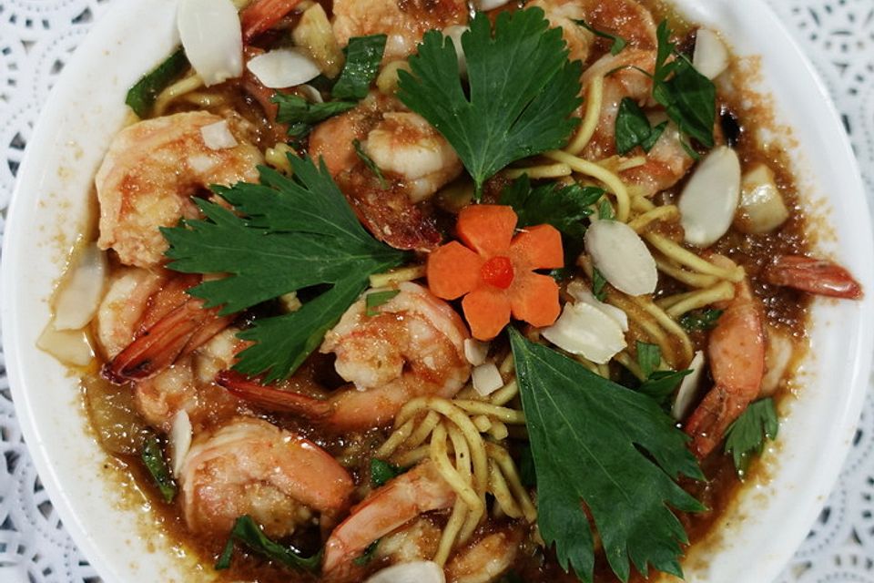 Würzige Tomatensuppe mit Nudeln und Garnelen