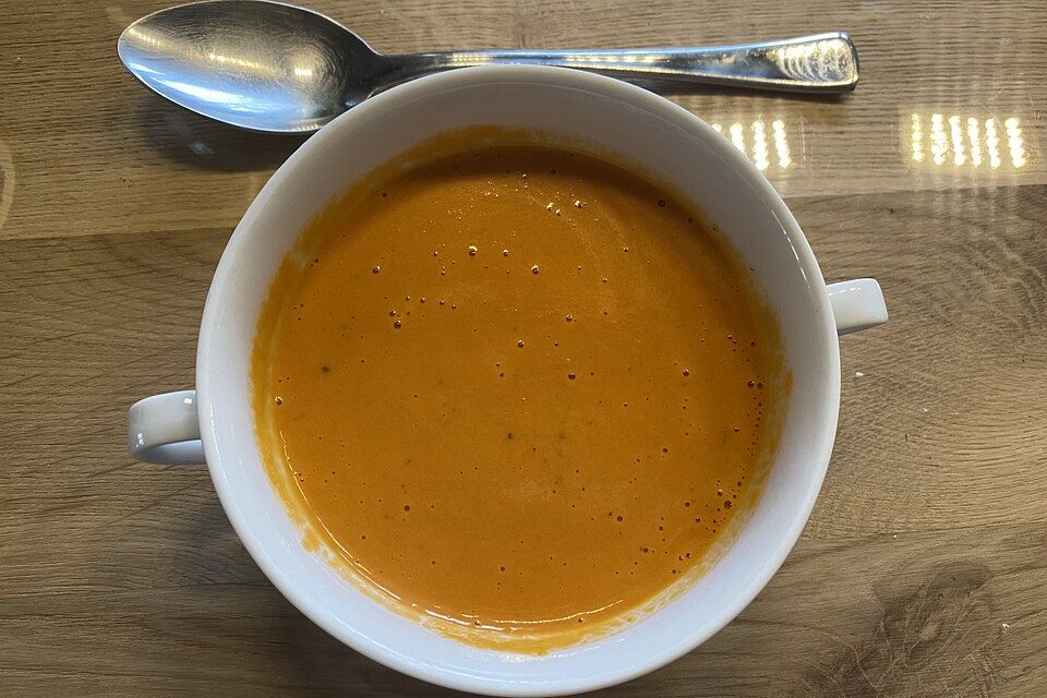 Tomaten-Basilikum-Cremesuppe