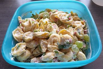 Tortellinisalat mit Trauben